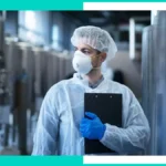 Mężczyzna w stroju ochronnym roboczym HACCP