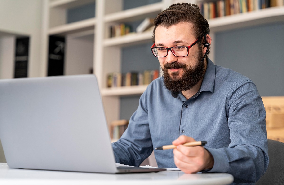 medium-shot-man-with-laptop 1